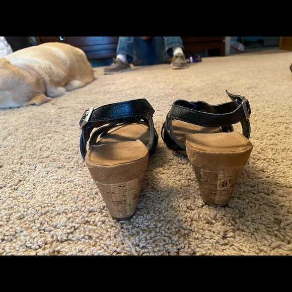 Black cork wedged sandals. Size 8 - Picture 3 of 5